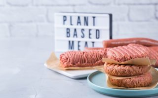 Ultra-processed plant-based meats, a food trend that is raising health alarms in 2025.