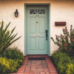 Leaving a personal note on your home's front door is a bad habit you should stop.