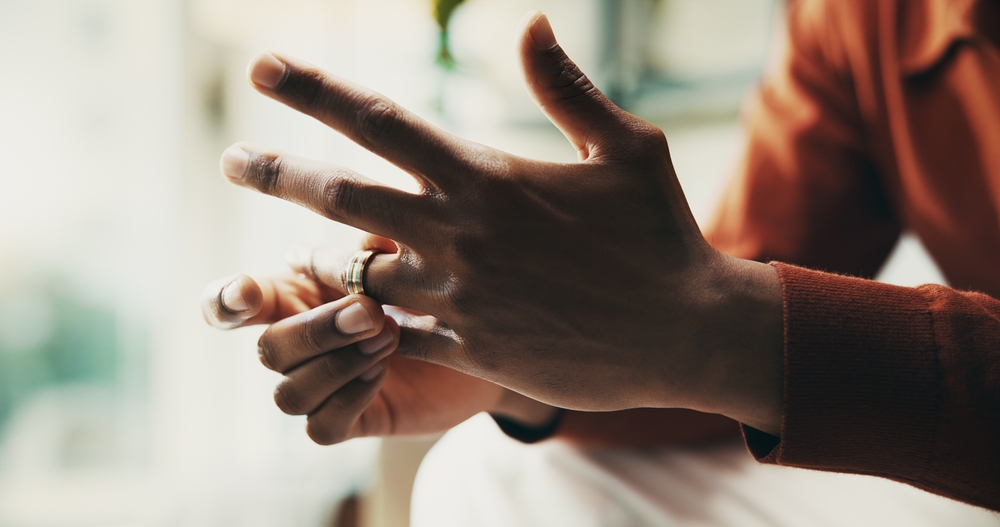 Here Are The 10 Red Flags He’s Already Married (Even If He Swears He’s Not)